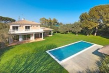 Beautiful 450 m villa with landscaped garden and swimming pool near Garoupe beach