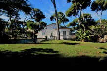 Charming property with absolutely flat garden and sea view