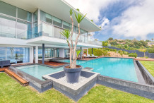 Contemporary 6 bedroom villa with huge swimming pool and sea view