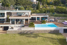 Belle villa moderne avec piscine et vue mer au calme, proche plage de sable