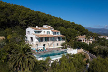 Belle maison avec une vue splendide sur la mer et une grande piscine